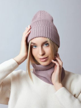 Bahar elbiseli bir kadın, Snood atkısı, şapka ve eldiven. O kız...