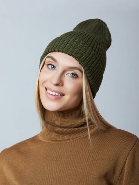 Bahar elbiseli bir kadın, Snood atkısı, şapka ve eldiven. O kız...