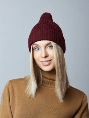 Bahar elbiseli bir kadın, Snood atkısı, şapka ve eldiven. O kız...