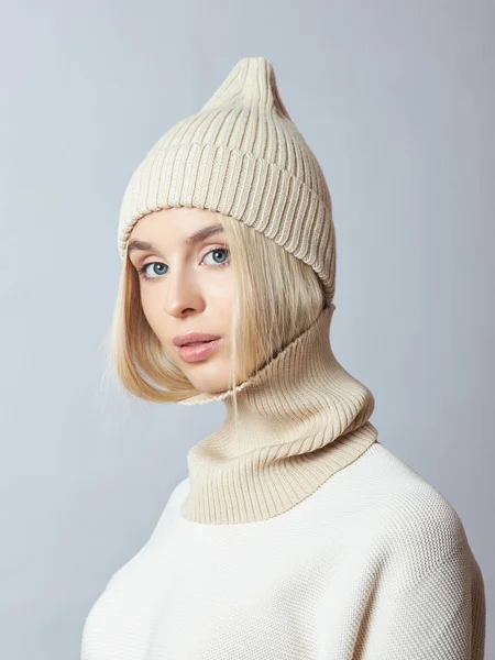 Mujer con ropa de primavera, bufanda Snood, sombrero y guantes. La chica que... —  Fotos de Stock