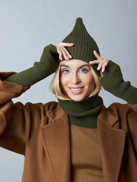 Frau in Mantel, Federkleidung, Schal, Mütze und Handschuhe. — Stockfoto