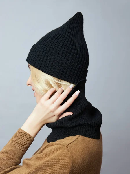 Frau in Mantel, Federkleidung, Schal, Mütze und Handschuhe. — Stockfoto