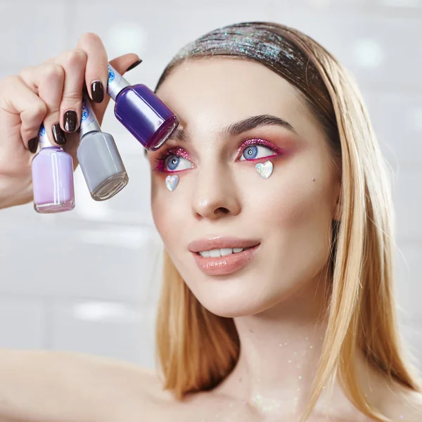 Iklan Makeup Indah bibir gemuk cerah warna merah muda, wanita — Stok Foto