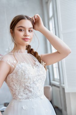 Güzel beyaz gelinlikli kahverengi saçlı kız. Bir kadın gelin düğünden önce damadı bekliyor.