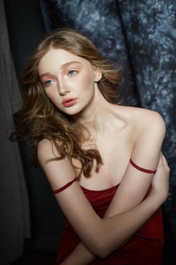 Seksi sarışın bir kızın portresi. Güzel kıvırcık saçlar, mükemmel yumuşak bir kadın yüzü. Doğal Kozmetik
