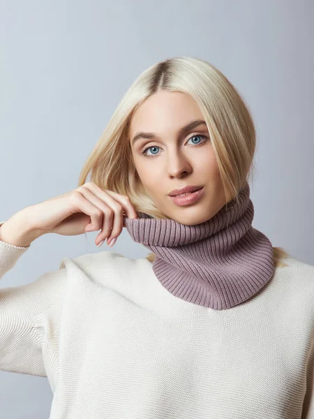 Vacker Blond Kvinna Med Snood Scarf Runt Halsen Flicka Vårkläder — Stockfoto