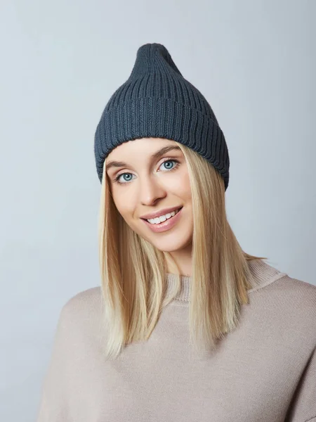 Frau Frühlingskleidung Schal Mütze Und Handschuhe Das Mädchen Ist Blond — Stockfoto