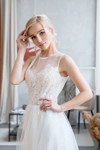 Блондинка Красивом Белом Свадебном Платье Невеста Ждет Жениха Перед Свадьбой — стоковое фото