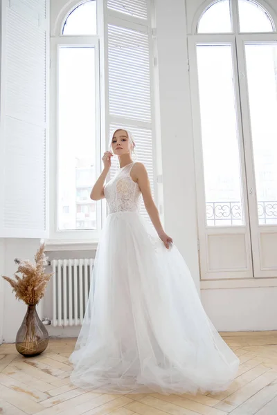 Blond Flicka Vacker Vit Brudklänning Brud Väntar Brudgummen Innan Bröllopet — Stockfoto