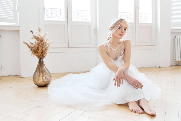 Blond Flicka Sitter Golvet Vacker Vit Bröllopsklänning Brud Väntar Brudgummen — Stockfoto