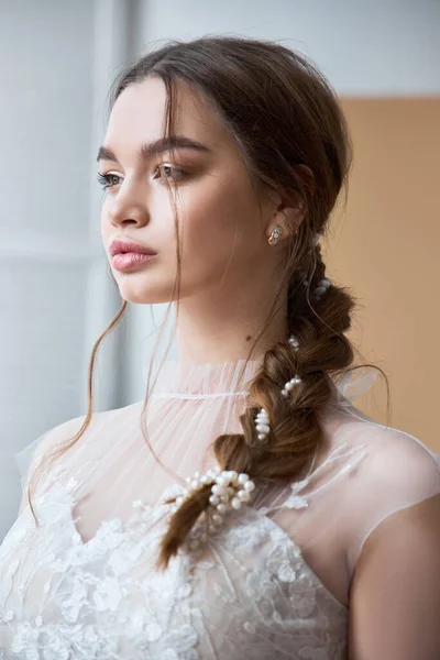 Bruinharig Meisje Een Mooie Witte Trouwjurk Een Bruid Wacht Bruidegom — Stockfoto