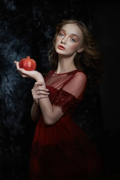 Menina Loira Bonita Com Fruta Romã Suas Mãos Primavera Retrato — Fotografia de Stock
