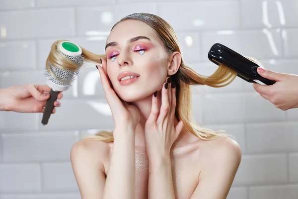 Gadis Itu Menata Rambutnya Salon Kecantikan Menata Rambut Dan Menyisir — Stok Foto