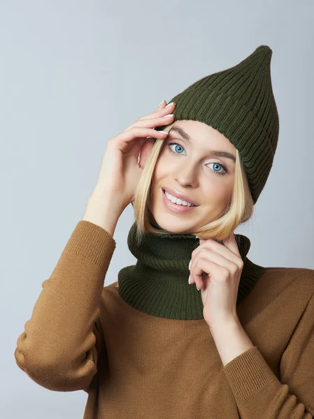 Vrouw Lentekleding Snood Sjaal Hoed Handschoenen Het Meisje Blond Met — Stockfoto