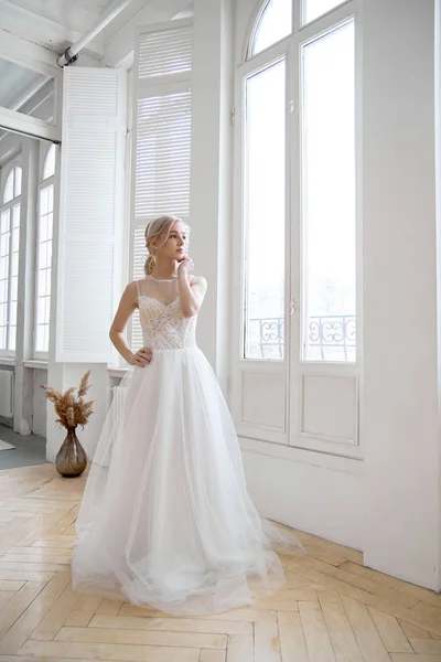 Blond Flicka Vacker Vit Brudklänning Brud Väntar Brudgummen Innan Bröllopet — Stockfoto