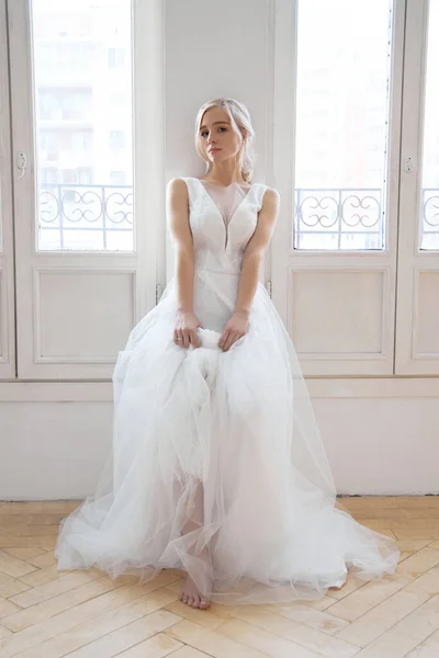 Bruden Kvinna Ljus Sommar Bröllopsklänning Stående Vid Fönstret Blond Tjej — Stockfoto