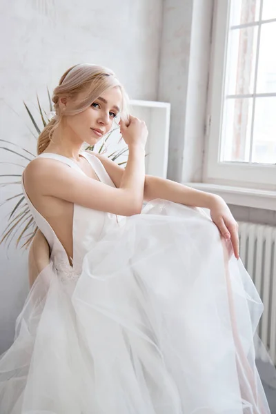 Невеста Светлом Летнем Свадебном Платье Сидит Окна Ждет Свадебной Церемонии — стоковое фото