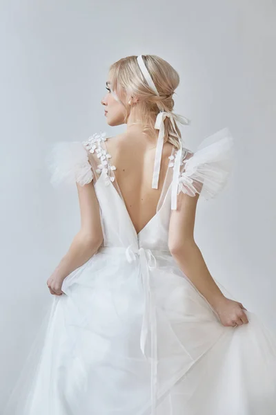Роскошное Белое Свадебное Платье Теле Девушки Новая Коллекция Свадебных Платьев — стоковое фото