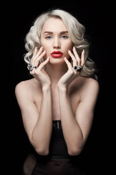 Mujer Moda Belleza Con Joyas Las Manos Cabello Ondulado Retrato —  Fotos de Stock