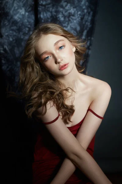 Egy Szexi Szőke Lány Portréja Gyönyörű Göndör Haj Tökéletes Puha — Stock Fotó