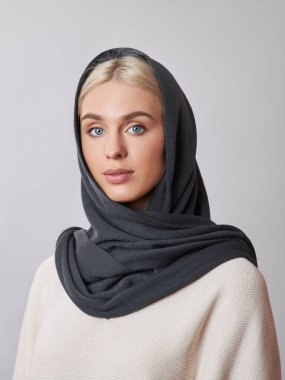 Kafasında başörtüsü olan sarı saçlı Avrupalı Müslüman kadın. Yumuşak ciltli, doğal kozmetik ürünleri olan güzel bir kız.