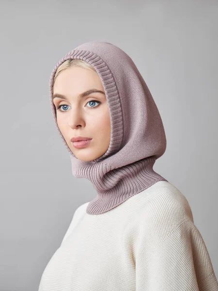 Eurooppalainen Musliminainen Jolla Vaaleat Hiukset Konepellillä Päähänsä Pukeutuneena Kaunis Tyttö — kuvapankkivalokuva