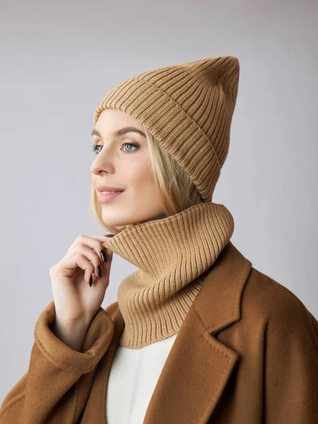 Blonde Frau Mit Langen Haaren Hut Und Mantel Schönheitsporträt Eines — Stockfoto