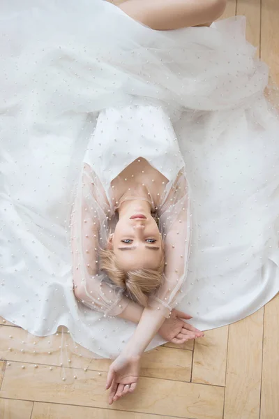 Retrato Romántico Una Mujer Suelo Con Hermoso Vestido Blanco Largo — Foto de Stock