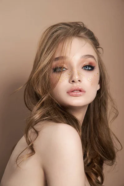 一个性感金发女人的美丽肖像 蓝眼睛 天然化妆品 洁白娇嫩的脸庞 — 图库照片