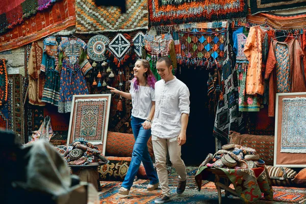 Pareja Amor Paseos Abrazos Mercado Alfombras Del Este Hombre Una — Foto de Stock