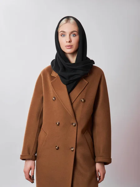Mulher Muçulmana Europeia Com Cabelo Loiro Xale Lenço Cabeça Vestido — Fotografia de Stock