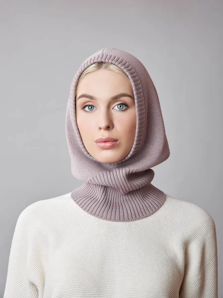 Mulher Muçulmana Europeia Com Cabelo Loiro Capô Vestido Cabeça Menina — Fotografia de Stock