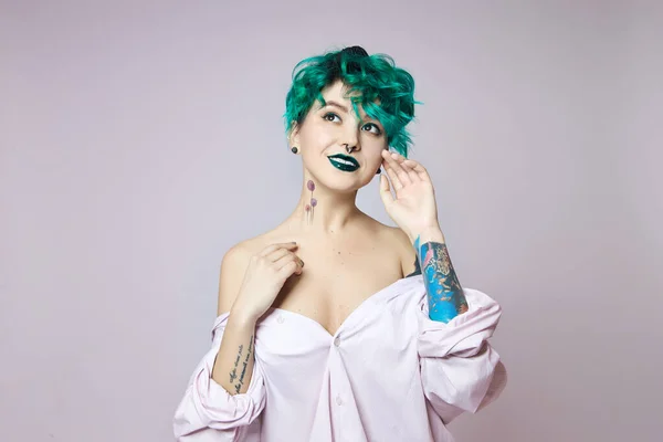 Жінка Креативним Зеленим Забарвленням Волосся Макіяжем Токсичними Нитками Волосся Яскравий — стокове фото