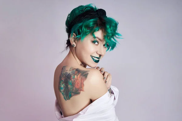 Mulher Com Cabelo Coloração Verde Criativo Maquiagem Fios Tóxicos Cabelo — Fotografia de Stock