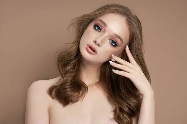 Retrato Beleza Uma Mulher Loira Sexy Com Grandes Olhos Azuis — Fotografia de Stock
