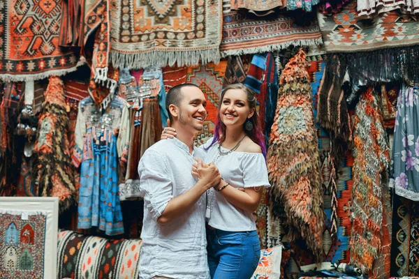 Pareja Amor Paseos Abrazos Mercado Alfombras Del Este Hombre Una —  Fotos de Stock