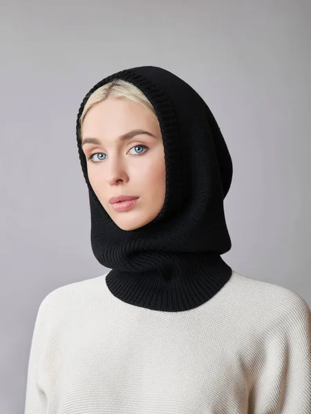 欧洲穆斯林妇女 头发金黄 头戴帽子 头戴帽子 穿着毛衣 皮肤柔软 有天然化妆品的漂亮姑娘 — 图库照片