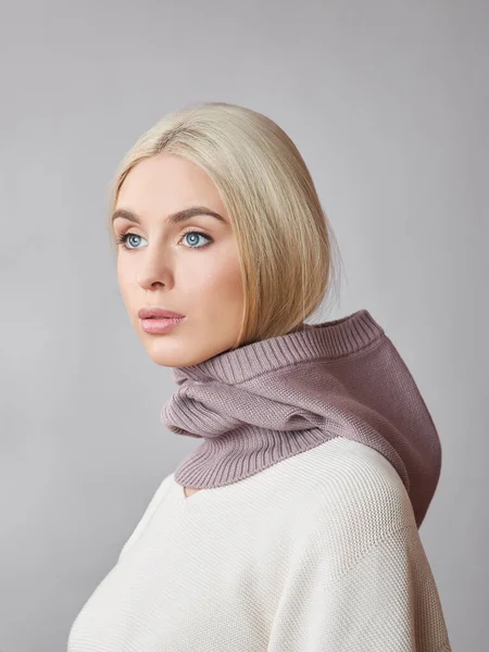 Europejka Muzułmanka Blond Włosami Kapturze Ubrana Głowę Piękna Dziewczyna Swetrze — Zdjęcie stockowe
