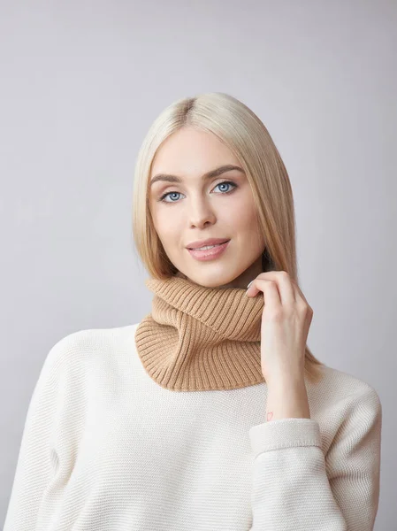 Mulher Loira Com Cabelos Longos Uma Camisola Branca Retrato Beleza — Fotografia de Stock