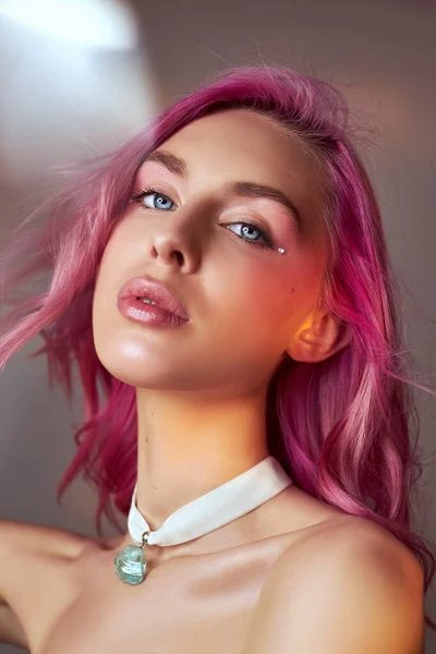 Retrato Beleza Arte Uma Mulher Com Cabelo Rosa Coloração Criativa — Fotografia de Stock