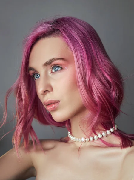 Mulher Retrato Beleza Com Cabelo Rosa Coloração Vívida Criativa Destaques — Fotografia de Stock