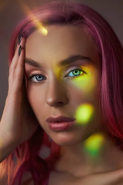 Mulher Retrato Beleza Com Cabelo Rosa Coloração Vívida Criativa Destaques — Fotografia de Stock