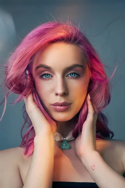 Portret Piękności Kobieta Różowymi Włosami Kreatywne Żywe Kolorystyka Jasne Kolorowe — Zdjęcie stockowe