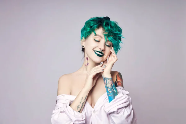 Kobieta Kreatywnym Zielonym Farbowanie Włosów Makijażu Toksyczne Pasma Włosów Jasny — Zdjęcie stockowe