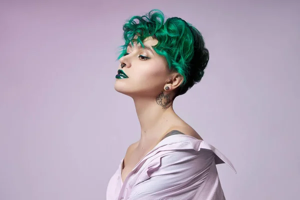 Žena Kreativní Zelené Zbarvení Vlasů Make Toxické Prameny Vlasů Světlá — Stock fotografie