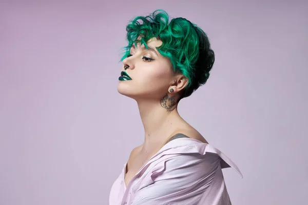 Mulher Com Cabelo Coloração Verde Criativo Maquiagem Fios Tóxicos Cabelo — Fotografia de Stock