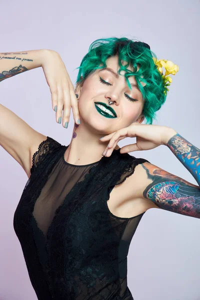 Kobieta Kreatywnym Zielonym Farbowanie Włosów Makijażu Toksyczne Pasma Włosów Jasny — Zdjęcie stockowe