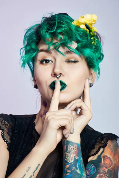 拥有富有创意的绿色头发和化妆品 有毒的发丝的女人 光彩夺目的卷发在女孩的头上 专业的妆容 有纹身的女人 — 图库照片