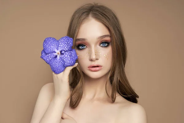 Ritratto Bellezza Una Donna Con Orchid Blu Vanda Nella Sua — Foto Stock