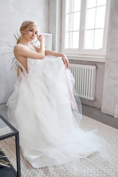Невеста Светлом Летнем Свадебном Платье Сидит Окна Ждет Свадебной Церемонии — стоковое фото